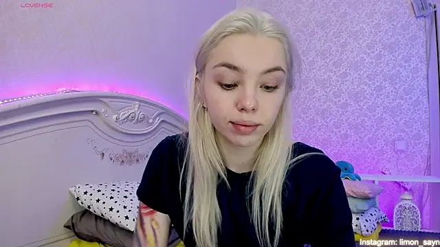Snapshot of LillyMoure_ chatting on February 2025 12:08:02 AM LillyMoure online show from February 2025 12:08:02 AM