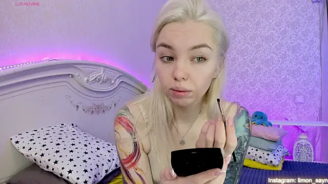 Snapshot of LillyMoure_ chatting on February 2025 11:59:02 PM LillyMoure online show from February 2025 11:59:02 PM