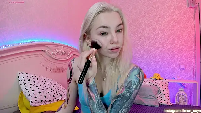 Snapshot of LillyMoure_ chatting on February 2025 11:44:02 PM LillyMoure online show from February 2025 11:44:02 PM