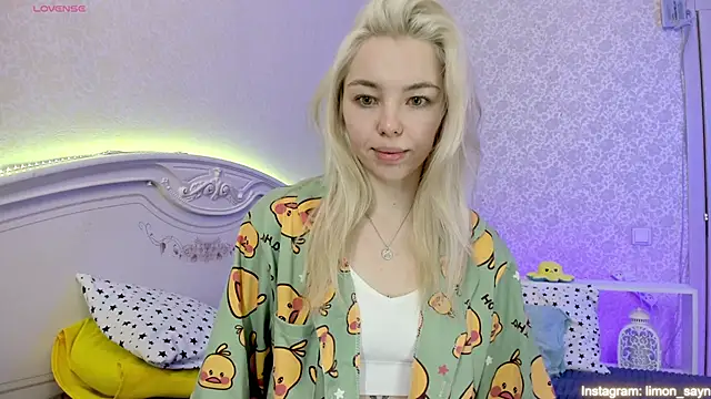 Snapshot of LillyMoure_ chatting on February 2025 11:48:01 PM LillyMoure online show from February 2025 11:48:01 PM