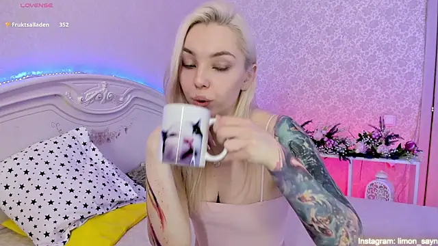 Snapshot of LillyMoure_ chatting on March 2025 03:01:01 AM LillyMoure online show from March 2025 03:01:01 AM