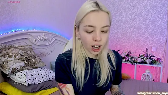 Snapshot of LillyMoure_ chatting on March 2025 12:19:02 AM LillyMoure online show from March 2025 12:19:02 AM