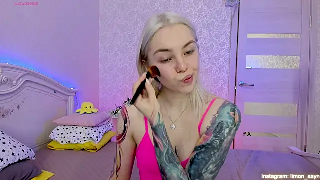 Snapshot of LillyMoure_ chatting on March 2025 11:45:02 PM LillyMoure online show from March 2025 11:45:02 PM