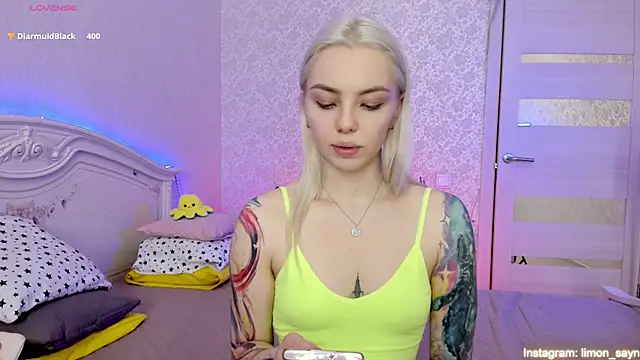 Snapshot of LillyMoure_ chatting on March 2025 02:59:01 AM LillyMoure online show from March 2025 02:59:01 AM