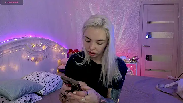 LillyMoure  online show from September 2025 11:20:02 PM