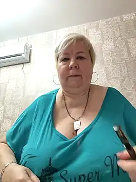 Snapshot of EffectFiona chatting on December 2024 11:30:01 PM EffectFiona online show from December 2024 11:30:01 PM