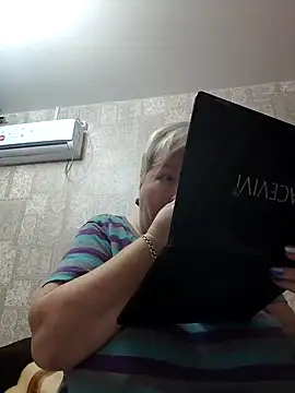Snapshot of EffectFiona chatting on February 2025 11:00:01 PM EffectFiona online show from February 2025 11:00:01 PM