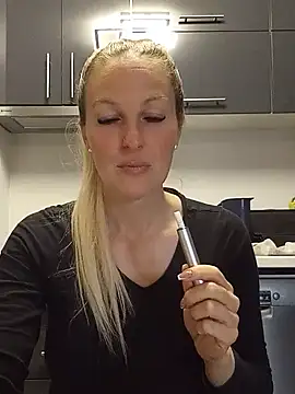 Snapshot of MaviePearl chatting on January 2025 08:01:01 AM MaviePearl online show from January 2025 08:01:01 AM