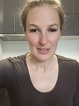 Snapshot of MaviePearl chatting on February 2025 09:32:02 AM MaviePearl online show from February 2025 09:32:02 AM