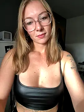 BunnyDiamond1 online show from October 2025 01:07:01 PM