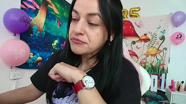 LovelyAzucena online show from May 2026 02:33:02 PM