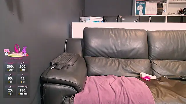 Snapshot of Lili-Bertine chatting on October 2025 08:50:01 PM Lili-Bertine online show from October 2025 08:50:01 PM