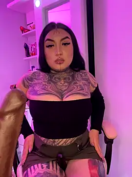 Snapshot of CloeeBeckam chatting on October 2025 06:11:01 AM CloeeBeckam online show from October 2025 06:11:01 AM