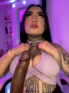 Snapshot of CloeeBeckam chatting on December 2025 04:33:02 AM CloeeBeckam online show from December 2025 04:33:02 AM