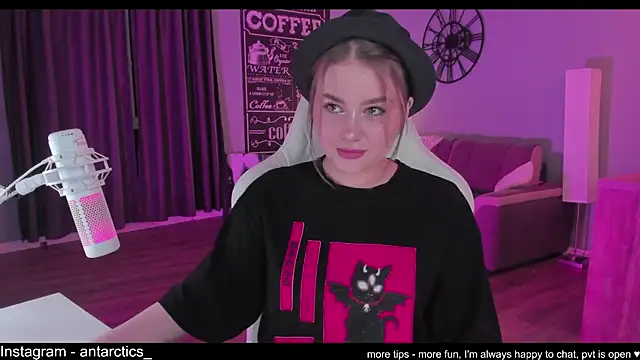 Snapshot of lil_barbie_girl chatting on February 2025 06:31:01 PM lil barbie girl online show from February 2025 06:31:01 PM