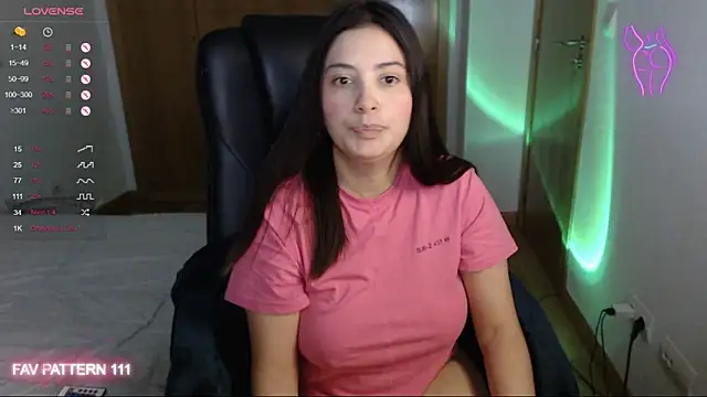 Snapshot of AnnaQueen chatting on January 2025 10:47:02 PM AnnaQueen online show from January 2025 10:47:02 PM