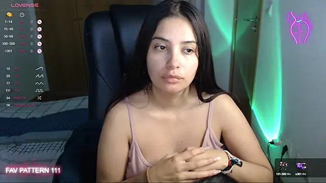 Snapshot of AnnaQueen chatting on January 2025 08:37:01 AM AnnaQueen online show from January 2025 08:37:01 AM