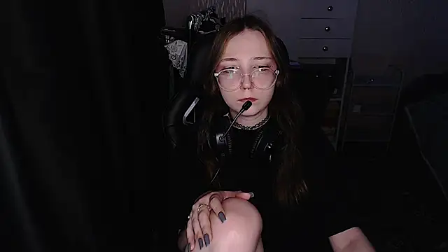 Snapshot of AmeliaKamishiro chatting on December 2025 04:24:01 PM AmeliaKamishiro online show from December 2025 04:24:01 PM