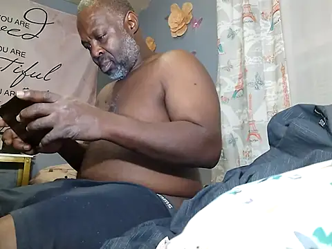 Snapshot of macnificent1fr chatting on December 2024 04:10:02 AM macnificent1fr online show from December 2024 04:10:02 AM