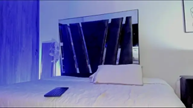 Snapshot of HollyEvanz chatting on October 2025 12:36:02 AM HollyEvanz online show from October 2025 12:36:02 AM