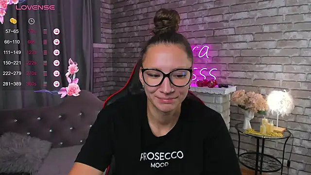 Snapshot of SarahCoksss chatting on October 2025 01:12:02 AM SarahCoksss online show from October 2025 01:12:02 AM