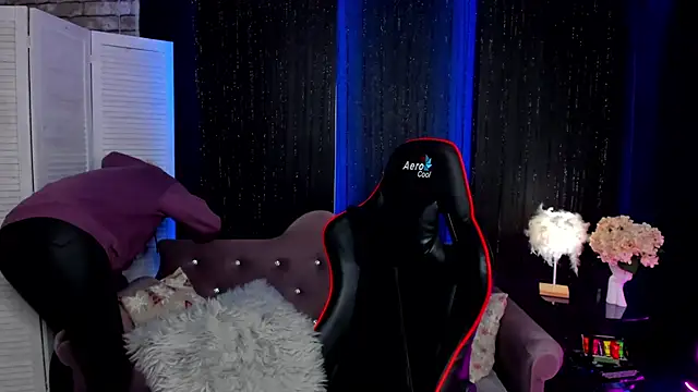 Snapshot of SarahCoksss chatting on November 2025 12:44:01 AM SarahCoksss online show from November 2025 12:44:01 AM