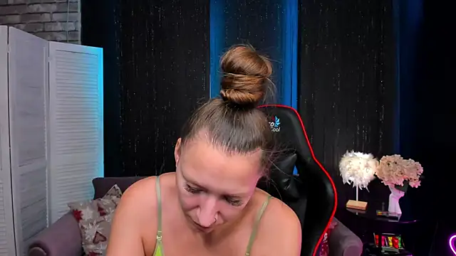 Snapshot of SarahCoksss chatting on November 2025 12:32:01 AM SarahCoksss online show from November 2025 12:32:01 AM