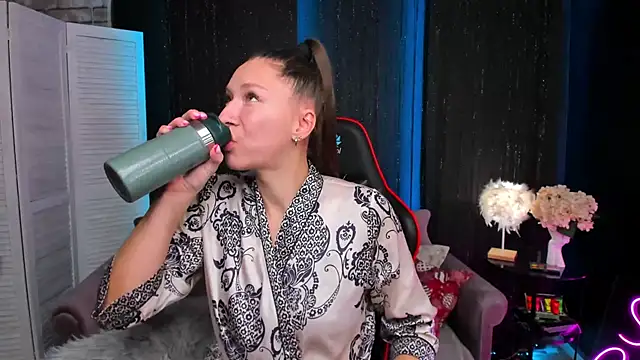 Snapshot of SarahCoksss chatting on November 2025 12:53:02 AM SarahCoksss online show from November 2025 12:53:02 AM