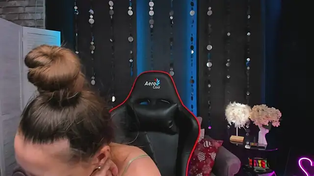 Snapshot of SarahCoksss chatting on December 2025 11:57:02 PM SarahCoksss online show from December 2025 11:57:02 PM