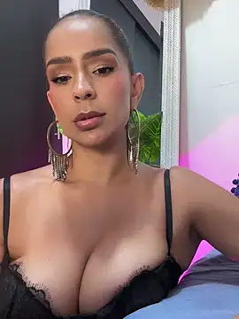 Snapshot of Mau_White chatting on December 2024 10:53:01 PM Mau White online show from December 2024 10:53:01 PM