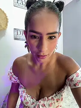 Snapshot of Mau_White chatting on January 2025 05:20:01 PM Mau White online show from January 2025 05:20:01 PM