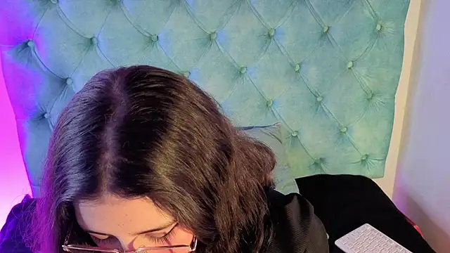 Paola Lyon  online show from April 2026 06:42:01 PM