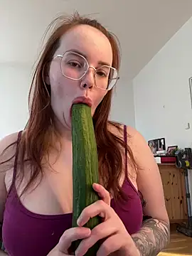 Snapshot of Mona-Peaches chatting on January 2025 08:32:02 AM Mona-Peaches online show from January 2025 08:32:02 AM