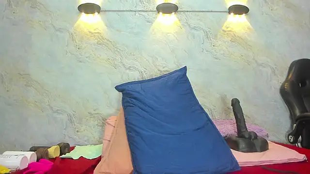 jones maddy  online show from February 2025 12:01:02 PM