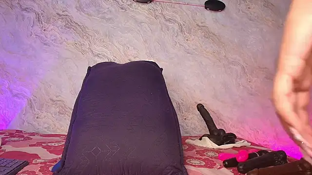 jones maddy  online show from September 2025 12:05:01 PM