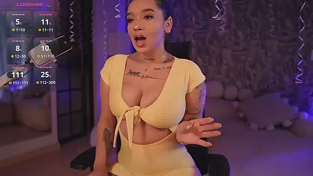 HannahW  online show from October 2025 12:59:01 PM