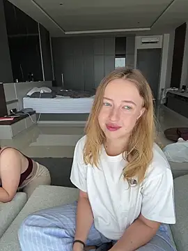 Snapshot of Nura_n_Sarah chatting on October 2025 04:10:02 AM Nura n Sarah online show from October 2025 04:10:02 AM