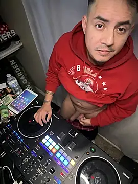 Snapshot of PeterGrandee chatting on December 2024 10:17:02 PM PeterGrandee online show from December 2024 10:17:02 PM