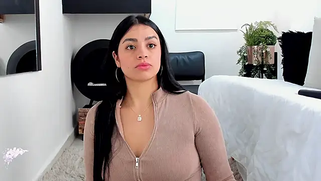 Paula Desousa online show from January 2025 04:00:01 PM