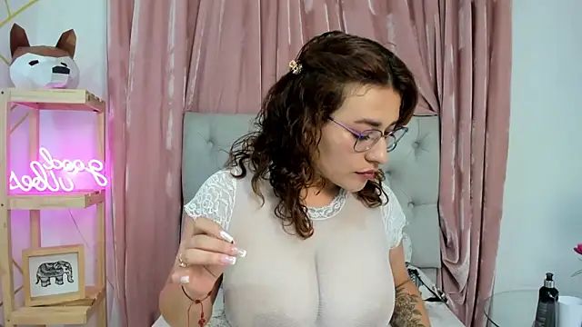 Snapshot of alix_bay chatting on February 2025 03:58:01 AM alix bay online show from February 2025 03:58:01 AM