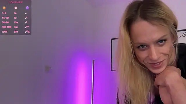 Snapshot of julia-01 chatting on November 2025 10:15:02 PM julia-01 online show from November 2025 10:15:02 PM