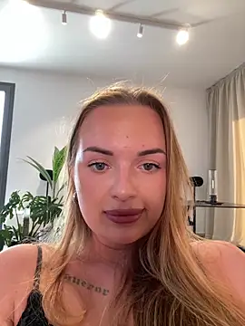 Snapshot of ElenaRebelle chatting on November 2025 01:20:01 PM ElenaRebelle online show from November 2025 01:20:01 PM