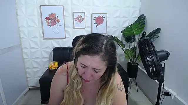 Snapshot of Valentinaa_mature chatting on February 2025 03:42:01 AM Valentinaa mature online show from February 2025 03:42:01 AM