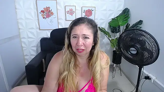 Snapshot of Valentinaa_mature chatting on February 2025 02:40:01 AM Valentinaa mature online show from February 2025 02:40:01 AM