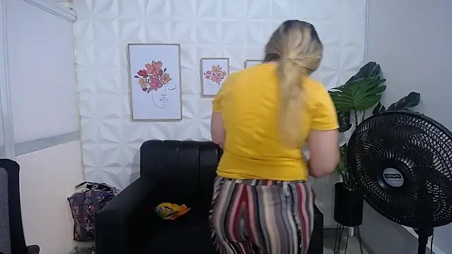 Snapshot of Valentinaa_mature chatting on March 2025 08:05:01 PM Valentinaa mature online show from March 2025 08:05:01 PM