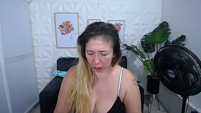 Snapshot of Valentinaa_mature chatting on March 2025 12:04:02 AM Valentinaa mature online show from March 2025 12:04:02 AM