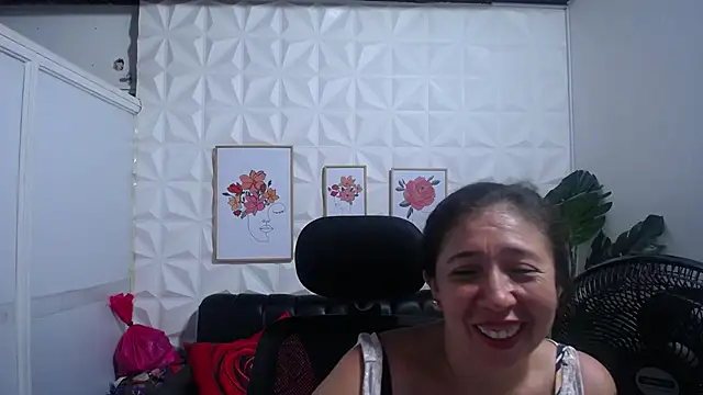 Snapshot of Valentinaa_mature chatting on March 2025 11:33:01 PM Valentinaa mature online show from March 2025 11:33:01 PM