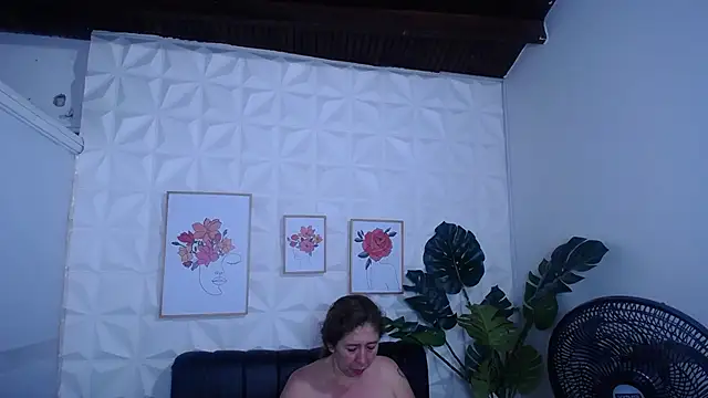 Snapshot of Valentinaa_mature chatting on September 2025 12:55:01 AM Valentinaa mature online show from September 2025 12:55:01 AM