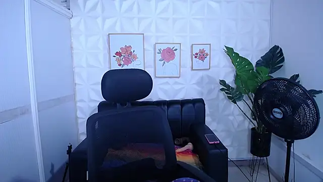 Snapshot of Valentinaa_mature chatting on October 2025 10:25:02 PM Valentinaa mature online show from October 2025 10:25:02 PM