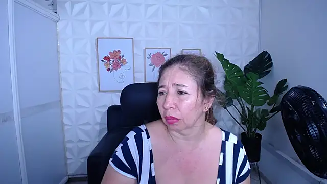 Snapshot of Valentinaa_mature chatting on October 2025 10:00:02 PM Valentinaa mature online show from October 2025 10:00:02 PM